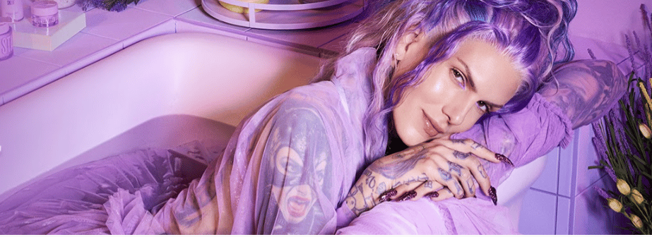 jeffree star is a popular YouTuber because of his makeup vlogs